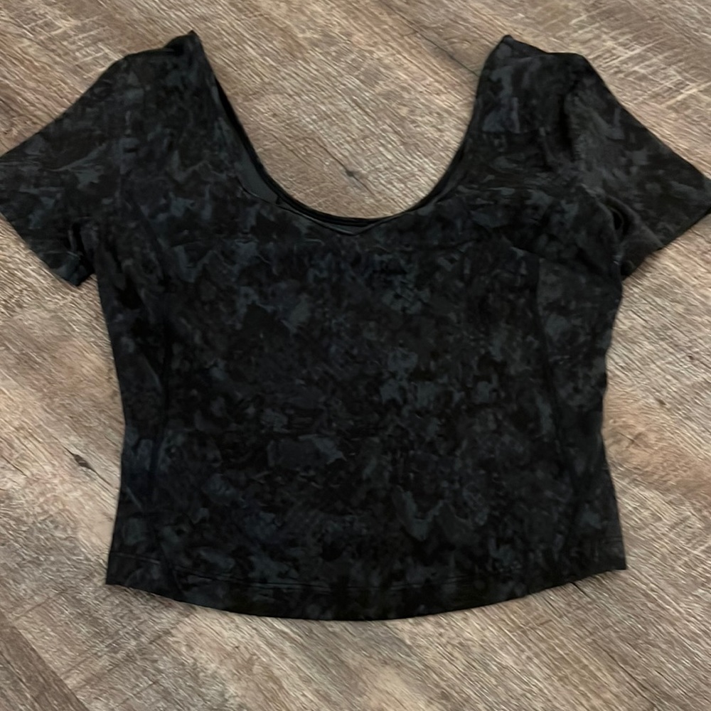 Black lulu top with a pattern